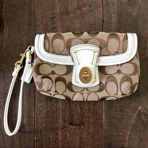 🔥 Coach Wristlet in white/tan Monogram